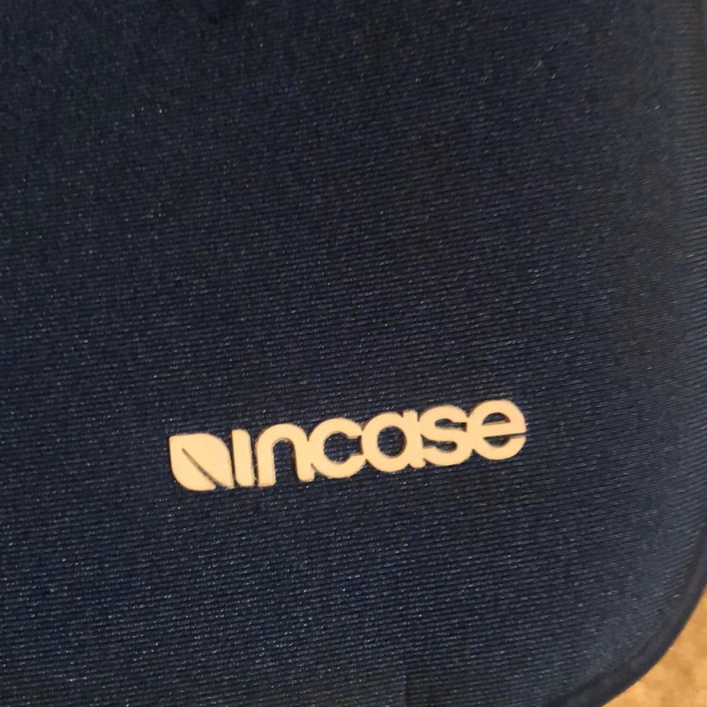 Zippered laptop case by Incase - Picture 2 of 7